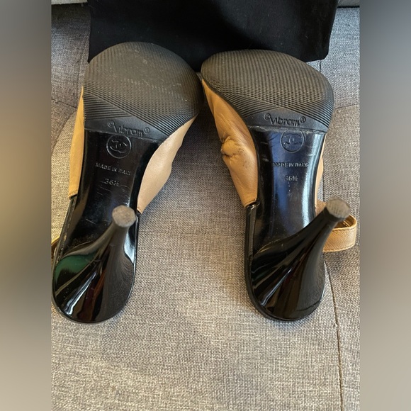 Chanel CC logo bow cap-toe slingback heels in beige and black leather 6.5 - Picture 11 of 16